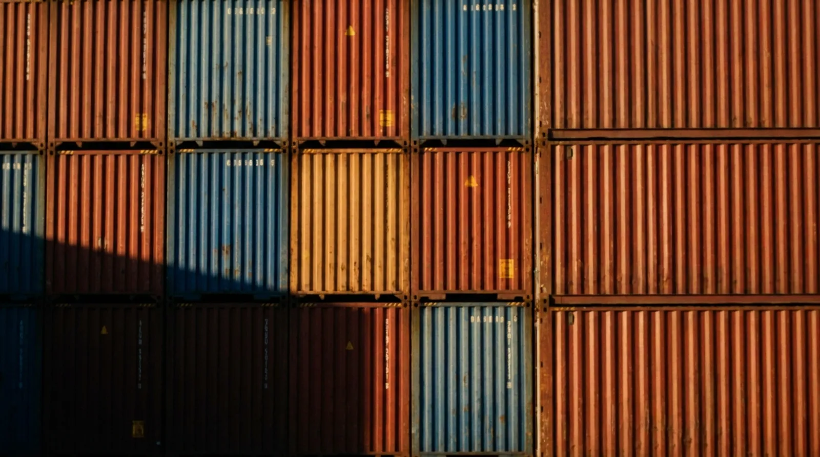 Parede de contêineres, luz rasante na corrugação